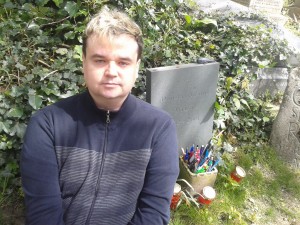 Chris at the grave of Douglas Adams
